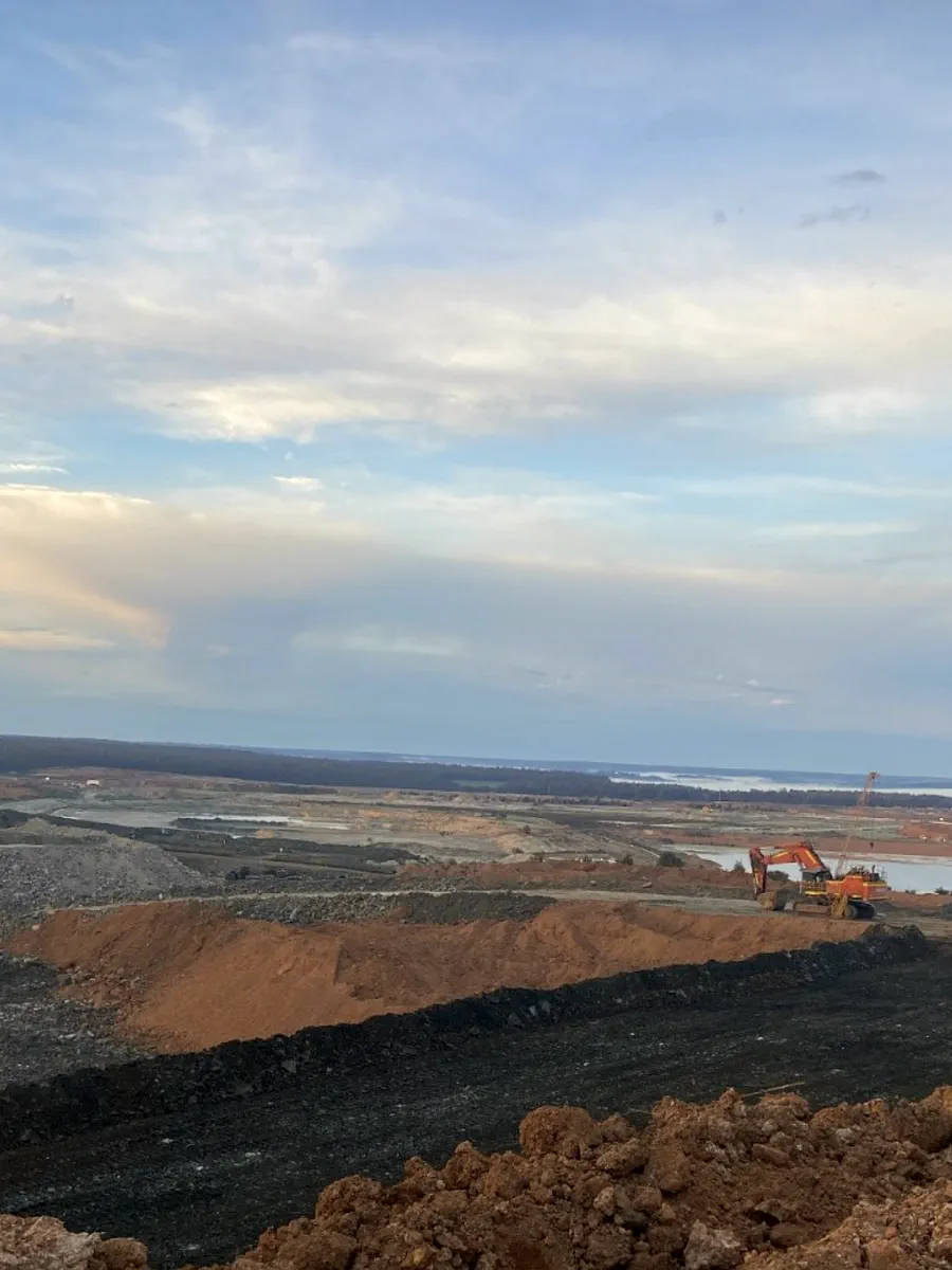 Open pit and waste dump earthworks on a WA hard-rock mine